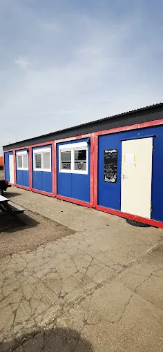 Außenansicht des Trucker-Imbiss Landsberg – blaue Containeranlage mit rotem Rahmen